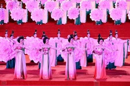 (miniature) Des artistes présentent un spectacle lors d'une cérémonie de bienvenue pour les dirigeants de l'Asie centrale et leurs épouses qui participent au Sommet Chine-Asie centrale au Paradis des Tang