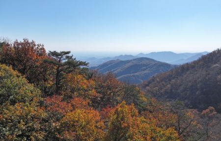 (miniature) Photo aérienne du paysage automnal du site touristique de Panshan