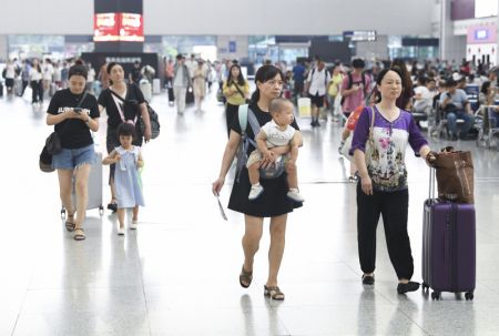 (miniature) Des passagers marchent dans la salle d'attente de la gare nord de Chongqing