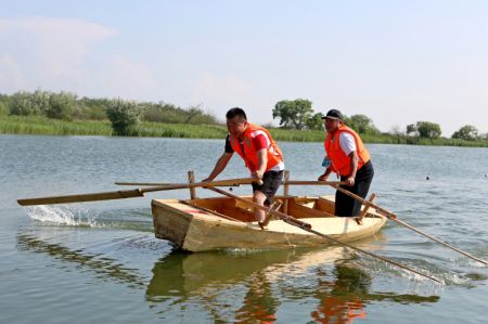 (miniature) Les Hezhe participent &agrave; une course de bateaux lors de la 11e &eacute;dition du Festival Wurigong de l'ethnie Hezhe