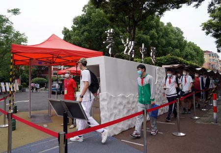 (miniature) Des élèves font la queue pour un contrôle de température corporelle avant de passer l'examen d'entrée au lycée