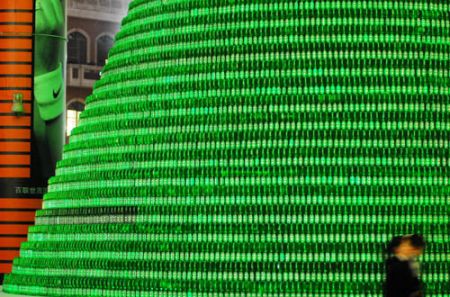 (miniature) Un sapin de Noël fait de 1000 bouteilles de bière