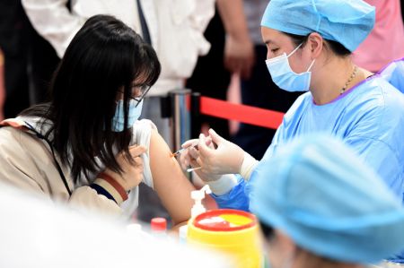 (miniature) Des membres du corps professoral et des &eacute;tudiants re&ccedil;oivent des vaccins contre la COVID-19 dans un site de vaccination de l'Universit&eacute; de l'agriculture de l'Anhui