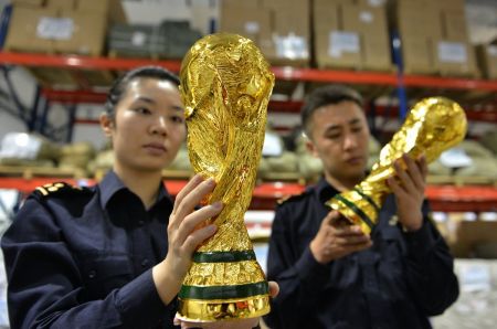Saisie de contrefaçons du trophée de la Coupe du Monde à Roissy