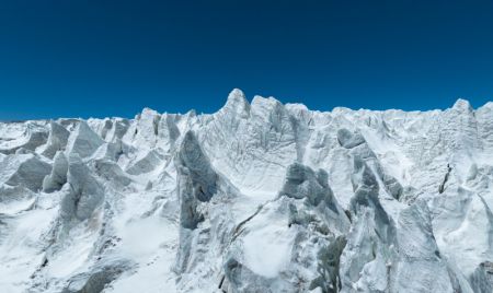 (miniature) Photo aérienne prise par un drone du glacier du Zangser Kangri dans la Réserve naturelle nationale de Changtang