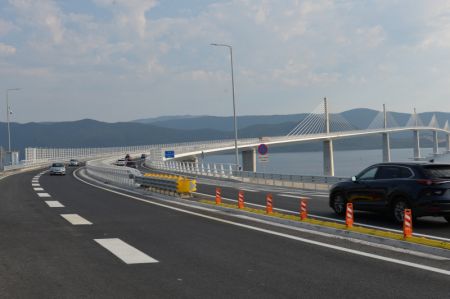 (miniature) Des voitures sur le pont de Peljesac