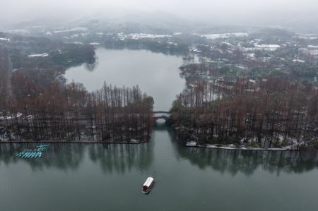 (miniature) Un bateau navigue dans la zone pittoresque du lac de l'Ouest à Hangzhou