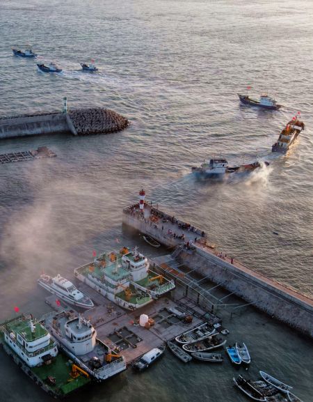 (miniature) Photo a&eacute;rienne de bateaux de p&ecirc;che dans un port &agrave; Putian