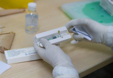 (miniature) Une infirmière prépare une dose de vaccin anti-COVID-19 à Shenzhen
