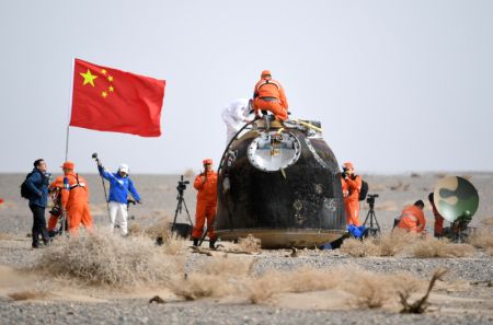 (miniature) La capsule de retour du vaisseau spatial habité Shenzhou-13 s'est posée avec succès sur le site d'atterrissage de Dongfeng dans la région autonome de Mongolie intérieure (nord de la Chine)