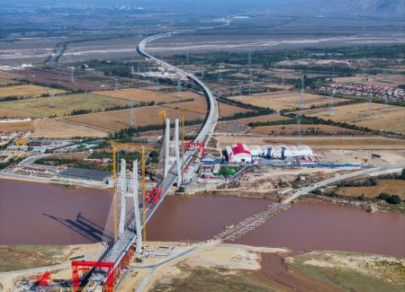 (miniature) Photo aérienne du chantier du grand pont Wuhai traversant le fleuve Jaune