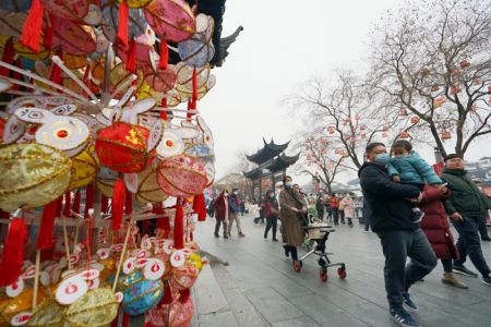 (miniature) Des gens visitent la zone touristique du temple de Confucius