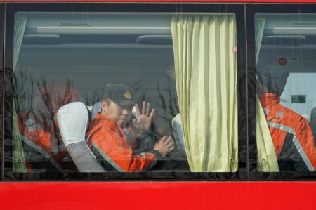 (miniature) Des membres d'une équipe de secours chinoise partent pour la Turquie depuis une base d'entraînement à la lutte contre les incendies à Beijing