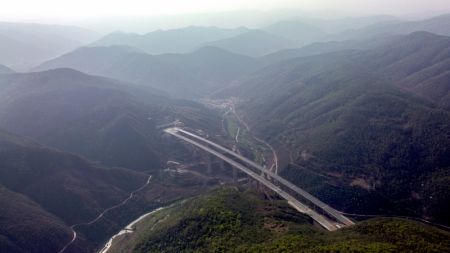 (miniature) Vue de la nouvelle autoroute Chuxiong-Dali dans la province chinoise du Yunnan (sud-ouest)