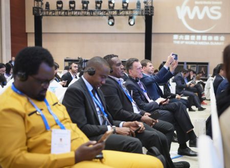 (miniature) Des invités assistent à la session plénière du 6e Sommet mondial des médias à Urumqi