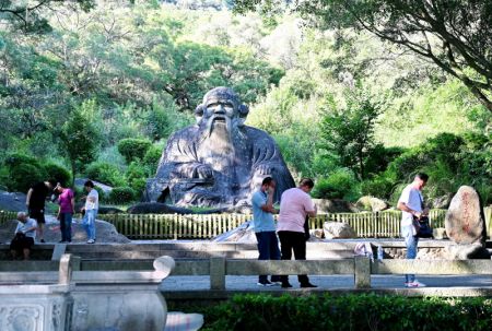 (miniature) Photo prise le 7 juillet 2021 montrant la Statue de Lao Tseu dans l'arrondissement de Fengze à Quanzhou