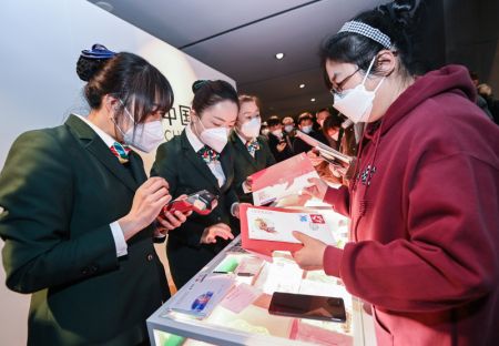 (miniature) Des gens achètent les timbres spéciaux marquant l'année du lapin au centre national des arts de la scène à Beijing