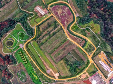 (miniature) Photo aérienne du parc archéologique national du village de Yangshao