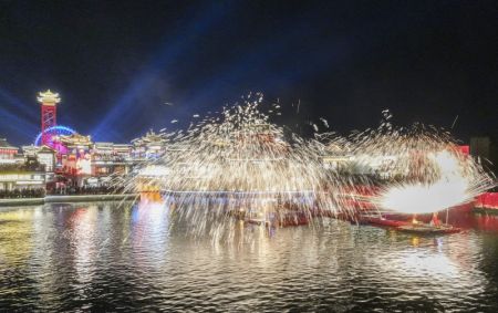 (miniature) Photo prise par un drone d'artistes folkloriques jetant du fer fondu afin de créer des feux d'artifice pour les touristes