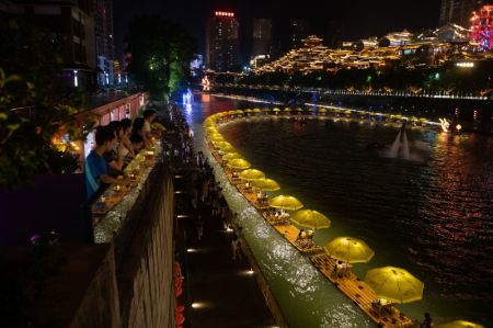(miniature) Des personnes profitent de la vue nocturne au bord de la rivière Gongshui