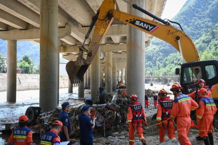 (miniature) Des secouristes travaillent sur le cours inférieur de la rivière près du site de l'effondrement d'un pont dans le district de Zhashui de la ville de Shangluo