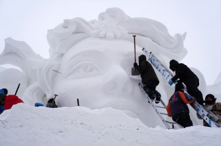 (miniature) Des sculpteurs travaillent sur une oeuvre d'art sur le site de la 33e Exposition internationale d'art de sculpture sur neige de l?île du Soleil à Harbin
