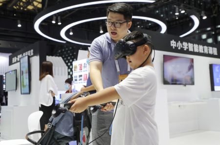 (miniature) Un garçon essaie un appareil de réalité virtuelle à la Conférence mondiale sur l'intelligence artificielle 2021 à Shanghai