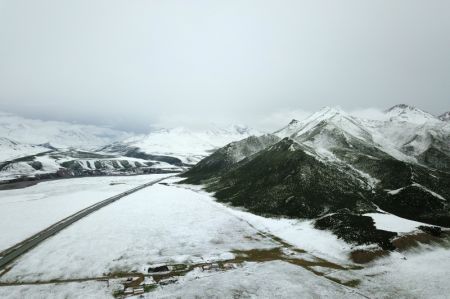 (miniature) Photo aérienne du Mont Anyemaqen