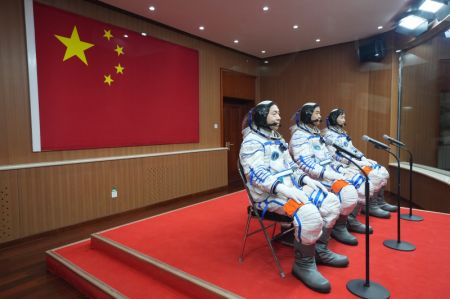 (miniature) Une c&eacute;r&eacute;monie d'au revoir pour les trois astronautes chinois de la mission spatiale habit&eacute;e Shenzhou-14