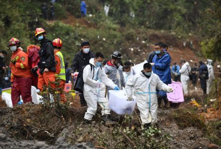 (miniature) Des secouristes effectuent le travail de recherche et de secours sur le site d'un crash dans le district de Tengxian de la région autonome Zhuang du Guangxi