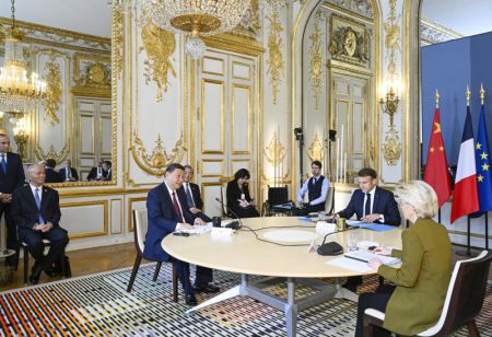 (miniature) Le président chinois Xi Jinping participe à une réunion trilatérale Chine-France-UE avec le président français Emmanuel Macron et la présidente de la Commission européenne Ursula von der Leyen à l'Elysée