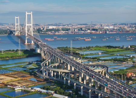 (miniature) Photo prise par un drone aérien le 2 octobre 2024 montrant une vue du pont Nansha