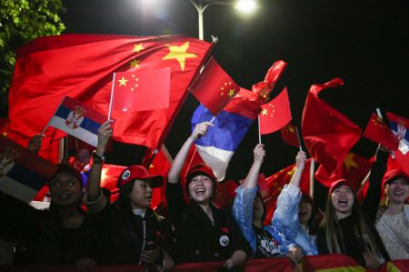 (miniature) Une foule se rassemble pour accueillir le président chinois Xi Jinping à Belgrade