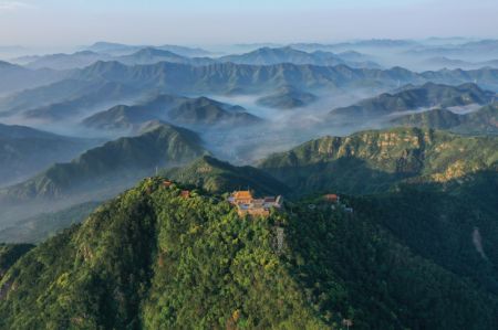 (miniature) Paysage du mont Jingzhong dans le district de Qianxi de la province septentrionale du Hebei