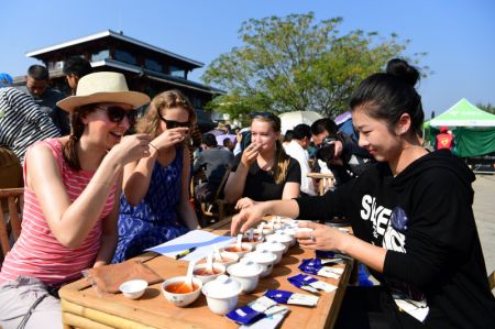 (miniature) Des touristes étrangères dégustent du thé de roche Wuyi lors d'un concours de dégustation de thé à Wuyishan