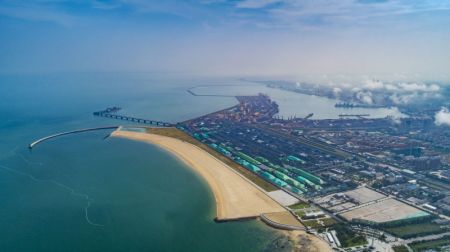 (miniature) Photo aérienne prise le 23 août 2020 montrant une partie de la zone libérée dans le port de Rizhao