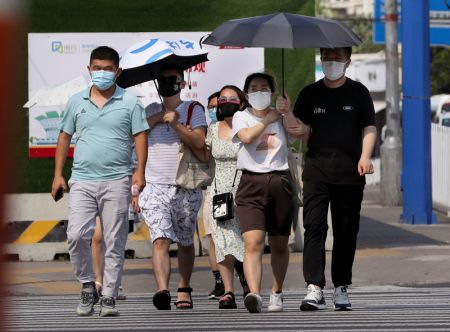 (miniature) Des gens marchent dans la rue dans un contexte de température élevée