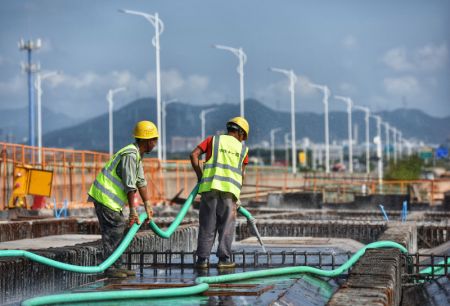 (miniature) Des ouvriers sur le chantier d'un échangeur autoroutier du projet de phase II de l'autoroute Hezhou-Gaolan