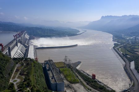 (miniature) Photo aérienne montrant le barrage des Trois Gorges dans la province chinoise du Hubei (centre)