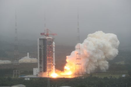 (miniature) Une fusée porteuse Longue Marche-2D transportant le satellite Beijing-3B décolle depuis le Centre de lancement de satellite de Taiyuan