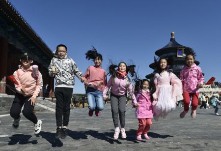 (miniature) Photo de groupe d'enfants devant le Temple du Ciel pendant les congés de la Fête nationale et de la Fête de la mi-automne