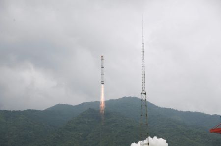 (miniature) Une fusée porteuse Longue Marche-2C transportant un groupe de neuf satellites commerciaux décolle du Centre de lancement de satellites de Xichang