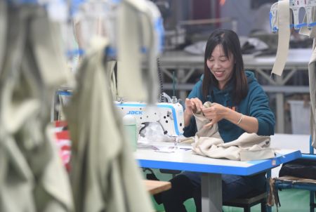 (miniature) Une employ&eacute;e travaille dans une usine de v&ecirc;tements dans l'arrondissement de Nanhe