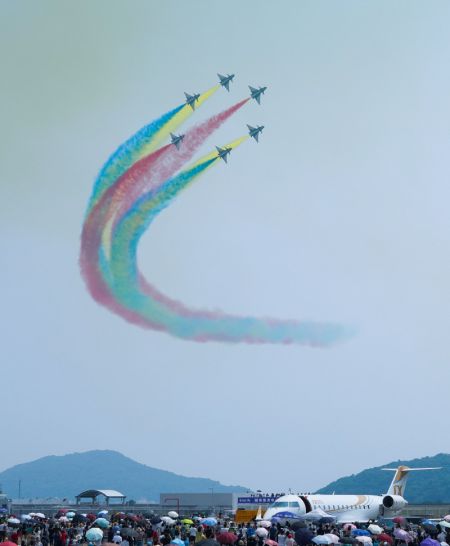 (miniature) Spectacle présenté par l'équipe de voltige aérienne chinoise Bayi lors du 13e Salon international de l'aviation et de l'aérospatiale de Chine