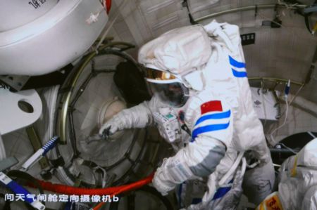 (miniature) Capture d'écran réalisée au Centre de contrôle aérospatial de Beijing de l'astronaute Chen Dong de Shenzhou-14 se préparant à sortir du module laboratoire Wentian de la station spatiale