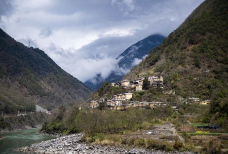 (miniature) Photo prise le 7 mars 2021 d'un site de relogement près de la rivière Nujiang dans la province chinoise du Yunnan (sud-ouest)