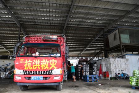 (miniature) Des travailleurs transf&egrave;rent des l&eacute;gumes dans un centre logistique du district de Zhongmu