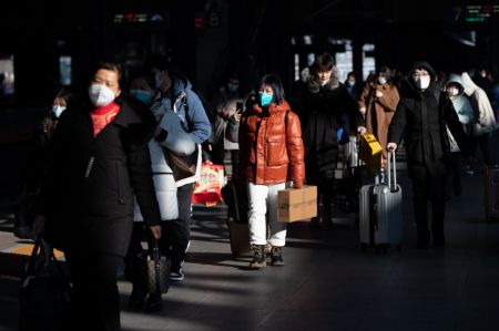 (miniature) Des voyageurs à l'intérieur de la gare de Harbin