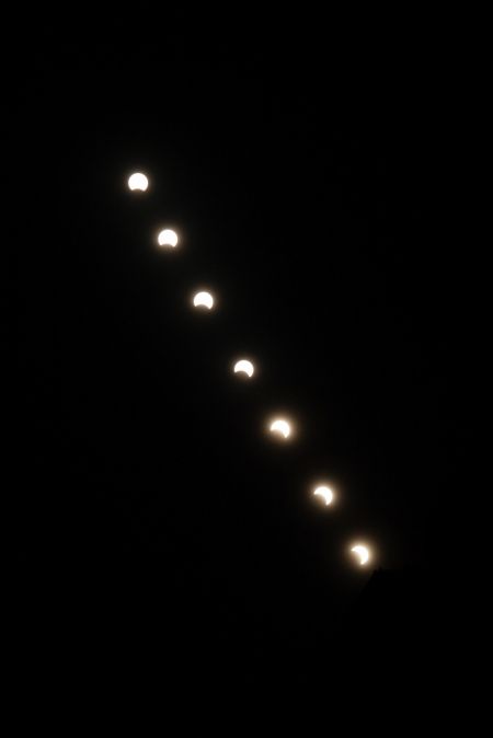 (miniature) Photo d'exposition multiple prise le 21 juin 2020 montrant l'&eacute;volution d'une &eacute;clipse solaire partielle observ&eacute;e &agrave; Beijing