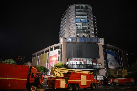 (miniature) Photo de véhicules de pompiers sur le site de l'incendie survenu dans un grand magasin de la ville de Zigong